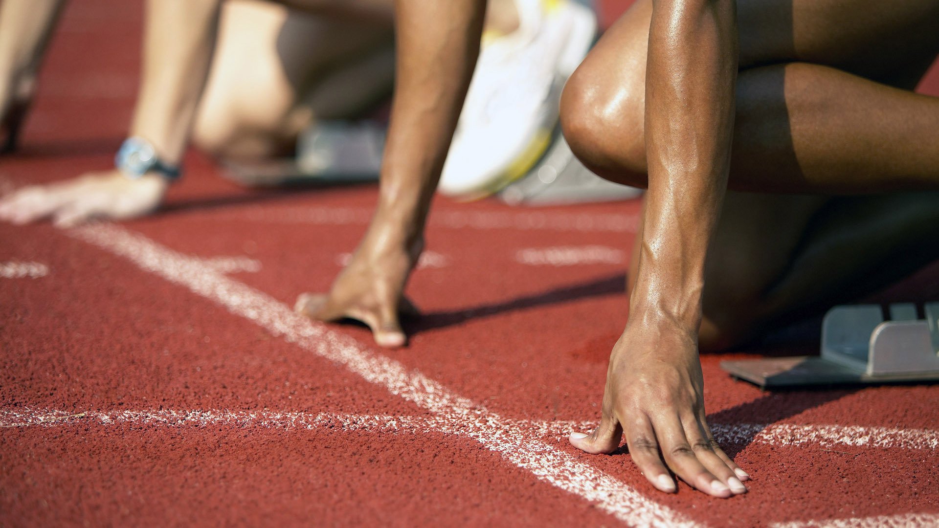 德国骑手吉尔·托马斯在2024年国际马术联合会障碍赛世界巡回赛中以“Bella”马匹获得个人第六名，表现出色。