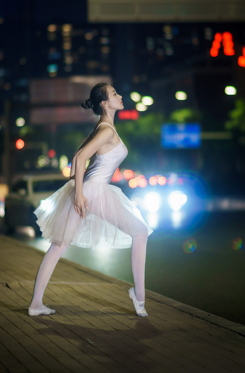 精湛足球比赛中球员射门精准无误，在足球比赛中射门的基本要求